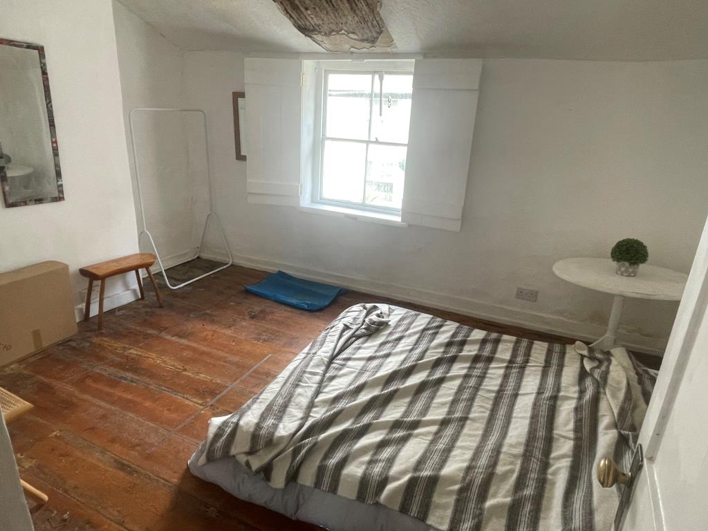 Lot: 27 - COTTAGE FOR IMPROVEMENT - First floor bedroom